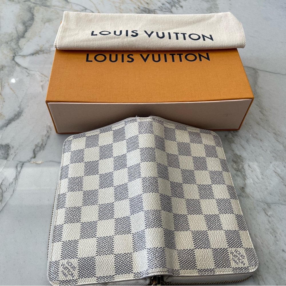 Louis Vuitton Authentic Zippy Wallet